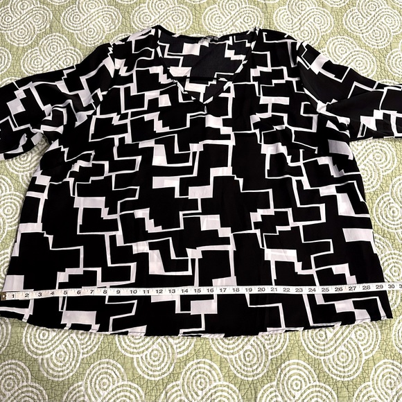 Bloomchic 22-24 Plus, V-neck Blouse Beautiful black w/white, very elegant! - Picture 9 of 13